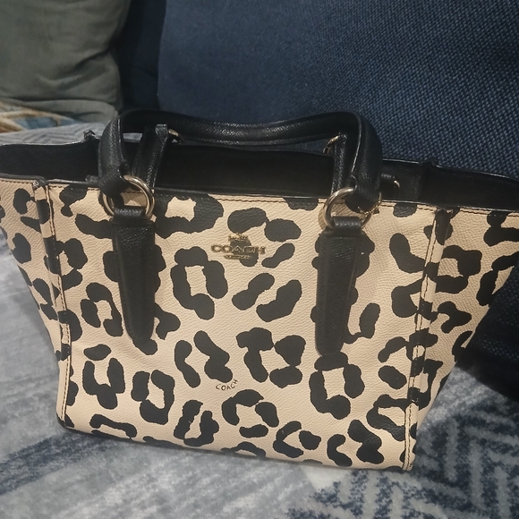 Coach hand bag - Picture 3 of 6